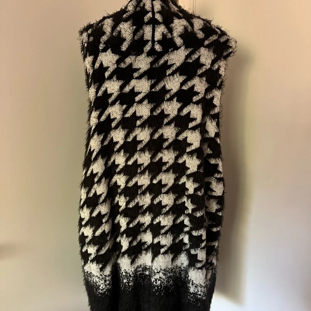 3x soft black and white vest. Nice long length. - Picture 2 of 9